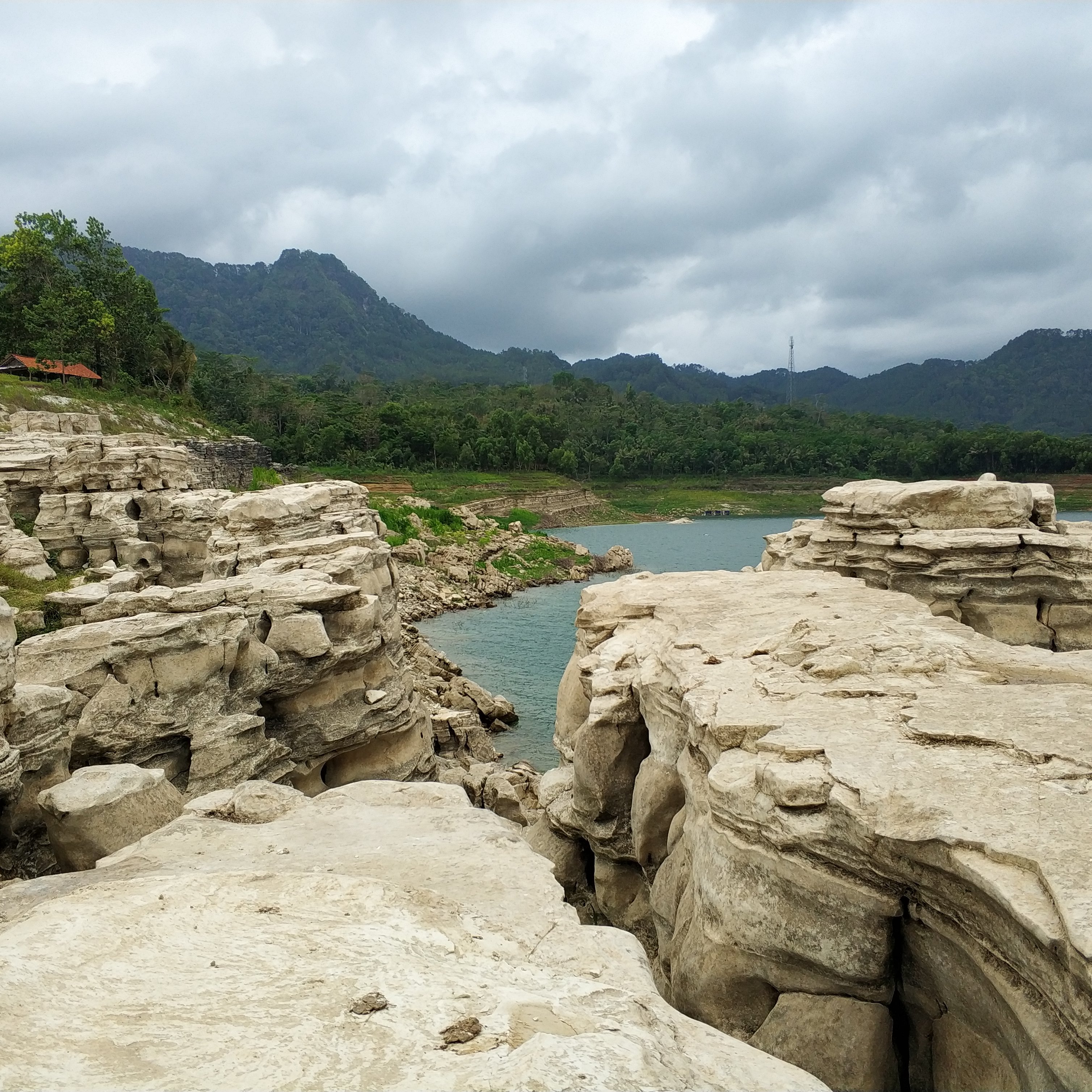 Lubang Sewu: Keindahan Alam Unik di Desa Erorejo